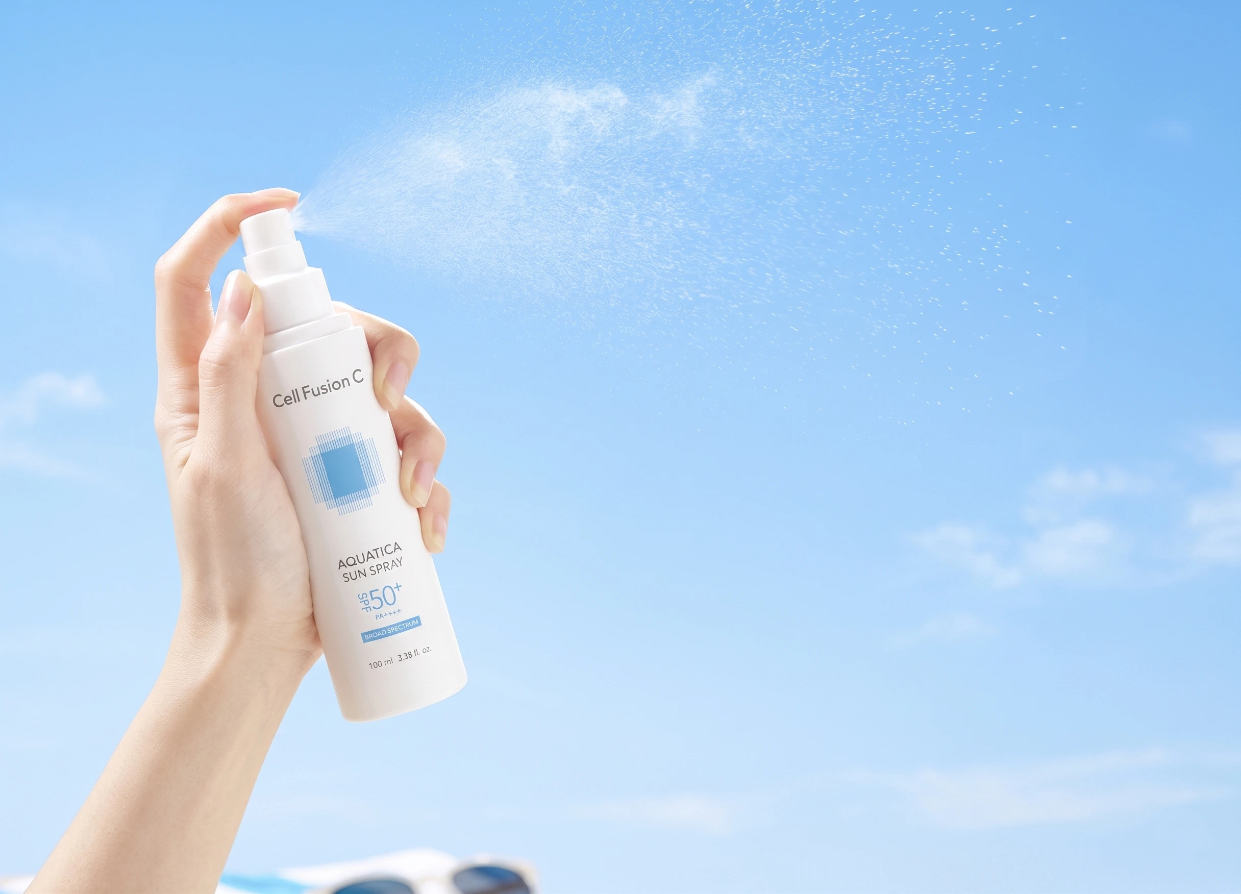 Aplicarea spray-ului cu protecție solară Cell Fusion C Aquatica Sun Spray SPF50+ PA++++, o formulă lejeră și răcoritoare, ideală pentru reaplicarea rapidă a ecranului solar pe parcursul zilei. 